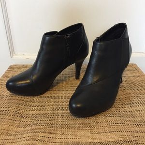 High-heeled booties